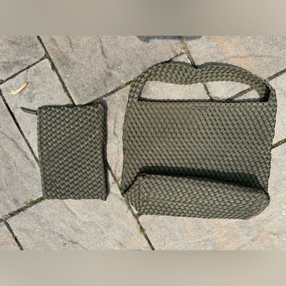 NAGHEDI - NOMAD HOBO - OLIVE
Brand new - unused - comes with small zip bag
